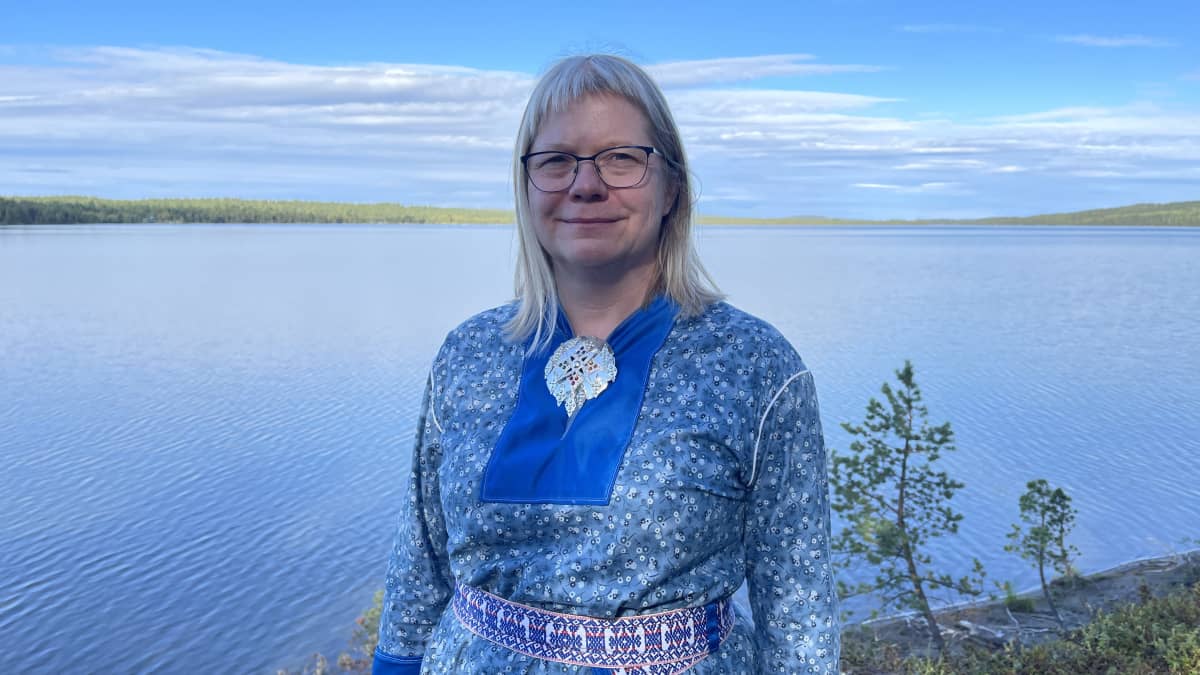Ingeborg Larssen Norjan Saamelaiskäräjiltä vierailemassa Sevettijärvellä. 