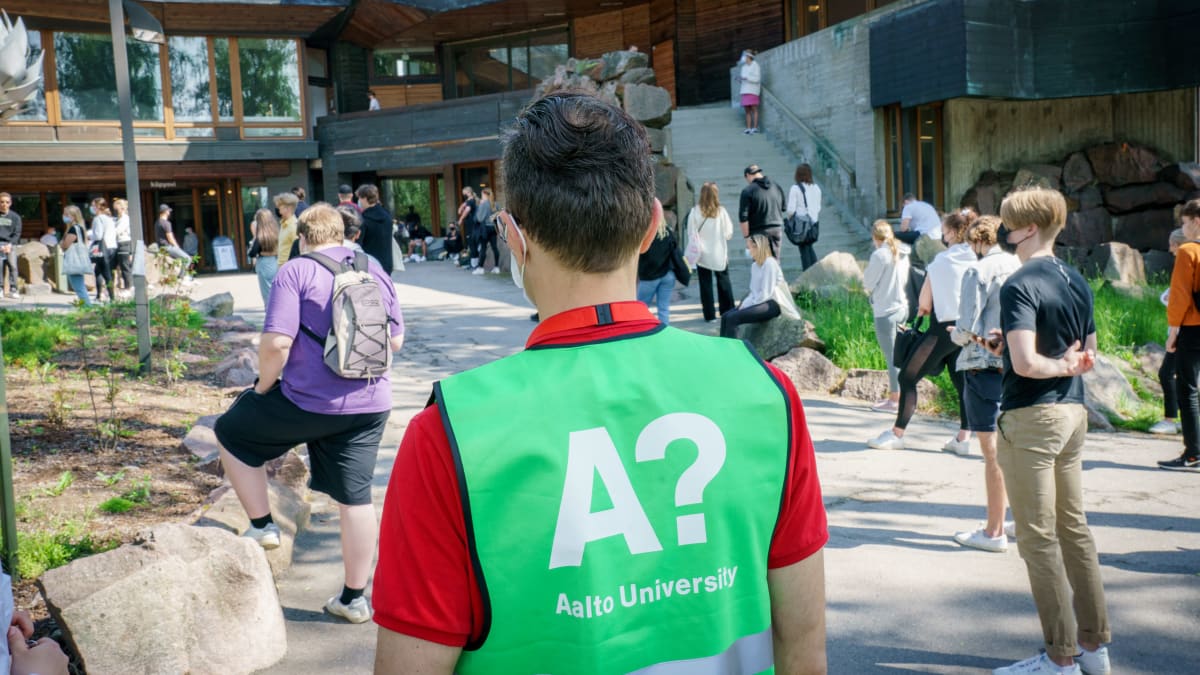 Pääsykoevalvoja ja pyrkijoitä Dipolin ulkopuolella Otaniemessä.