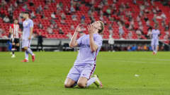 Frenkie de Jong surkuttelee menetettyä paikkaa maassa polvillaan.
