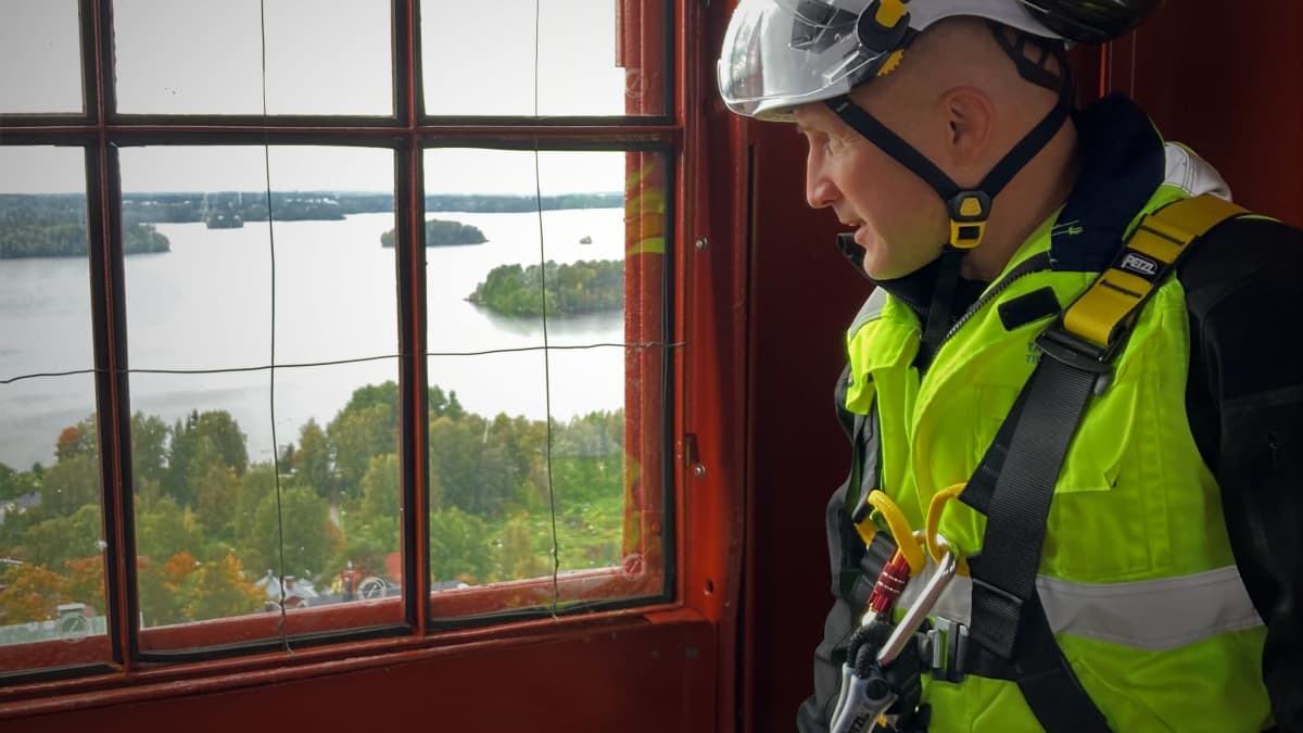 Mikko Allinniemi katselee Pispalaa haulitornin ikkunasta