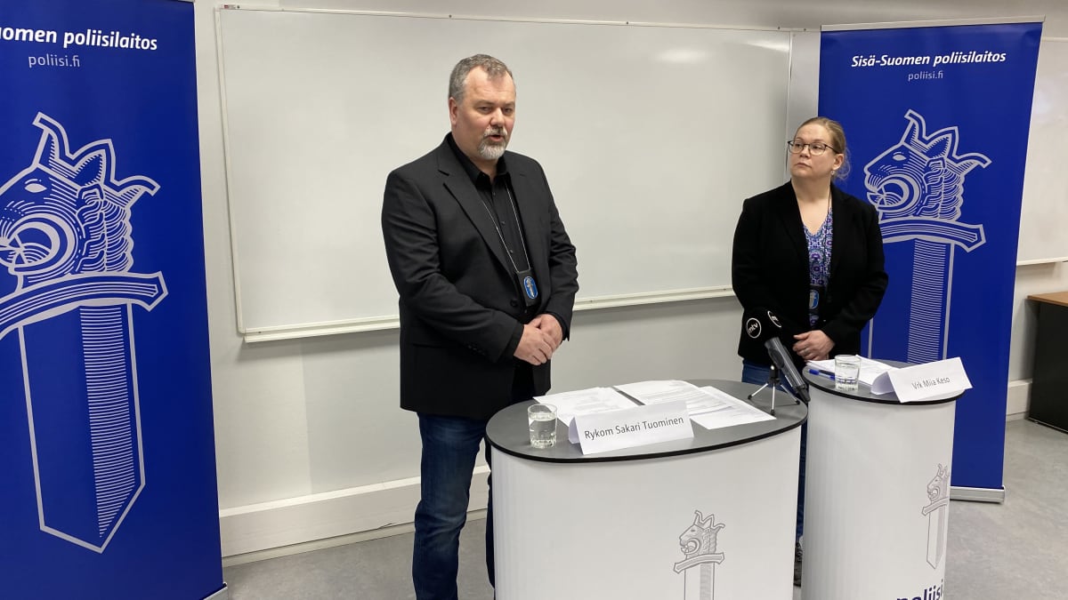 Rikosylikomisario Sakari Tuominen ja vanhempi rikoskonstaapeli Miia Keso seisomassa poliisin mainos-roll-upien välissä tiedotustilaisuuden alkaessa.