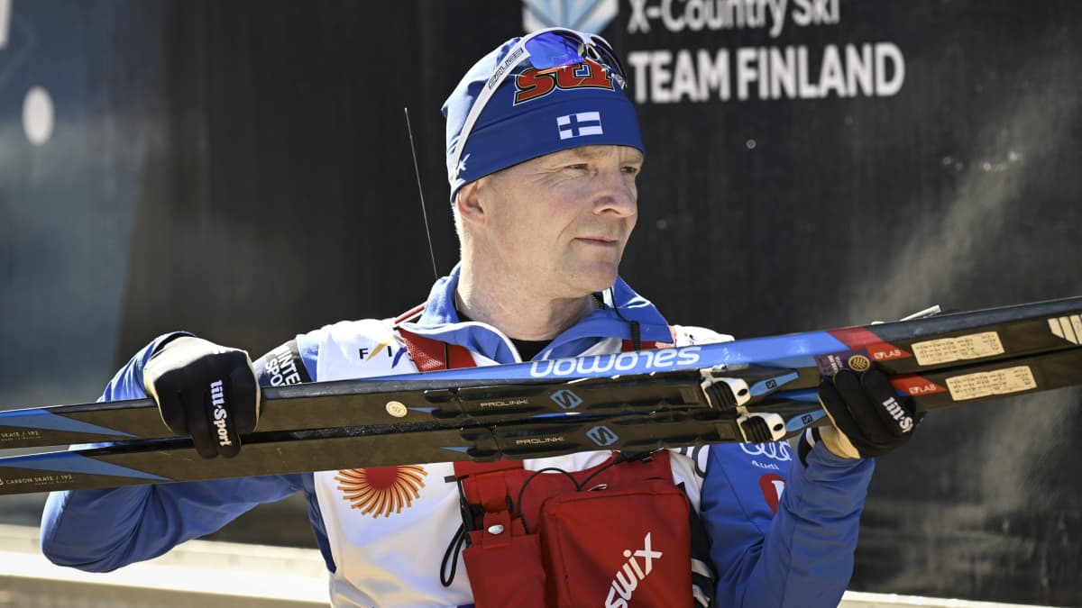 Suomen maajoukkueen voitelupäällikkö Mika Venäläinen Planicassa MM-kilpailuja edeltävissä harjoituksissa 21. helmikuuta 2023.