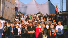 Flow Festival yleisöä auringonpaisteessa Suvilahdessa. 