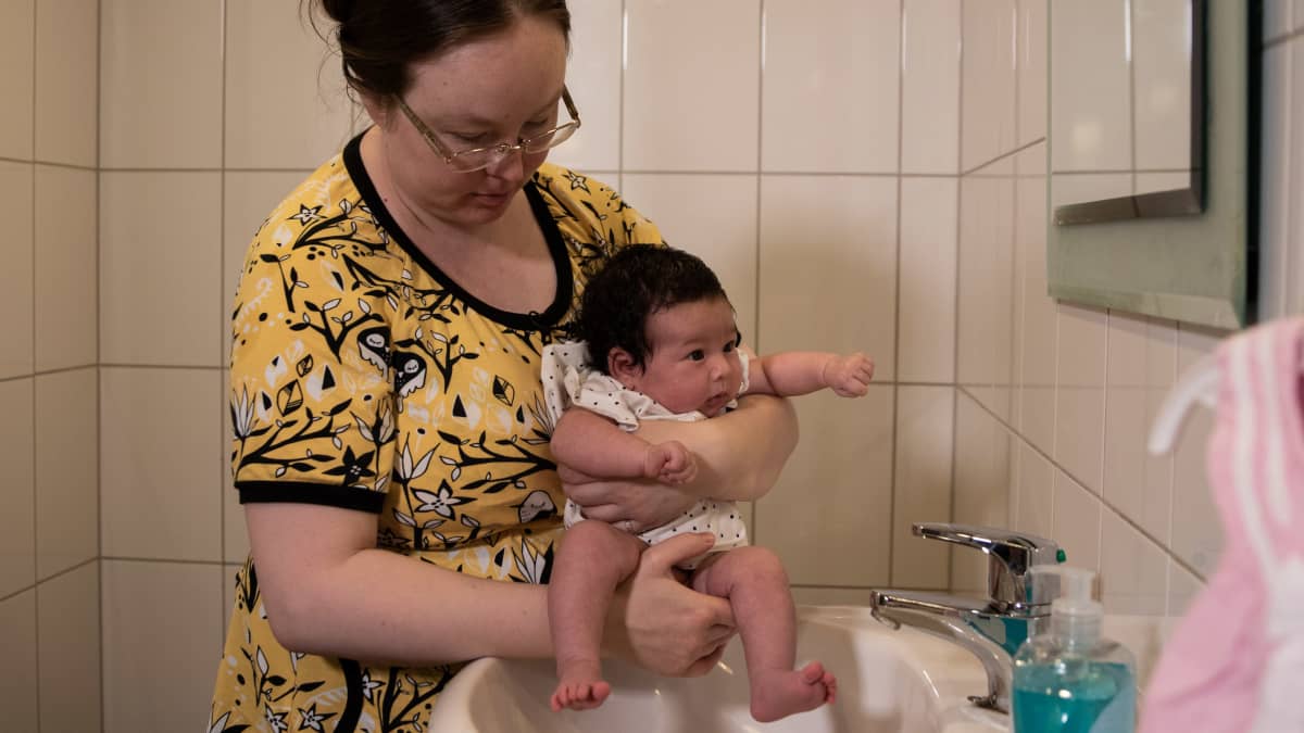Viisiviikkoinen Emilia käy vessassa kuten aikuisetkin – vanhemmat  tunnistavat vauvan eleistä, milloin pissa on tuloillaan