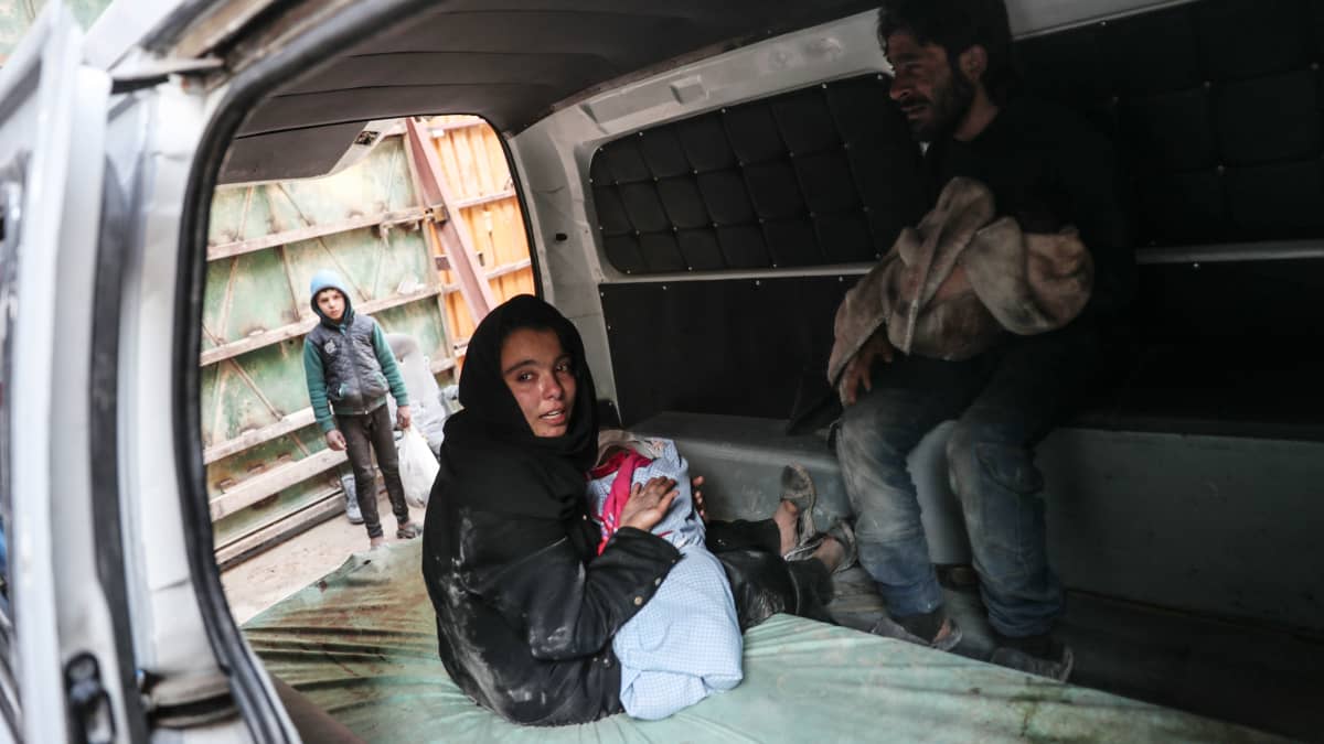 Pienokaistaan hoitava nainen autossa, ilmaiskun jälkeen, Itä-Ghoutassa Syyriassa tammikuussa 2018.