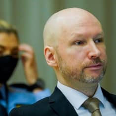 Den terrordömde Anders Behring Breivik vill bri frigiven efter tio år i fängelse.