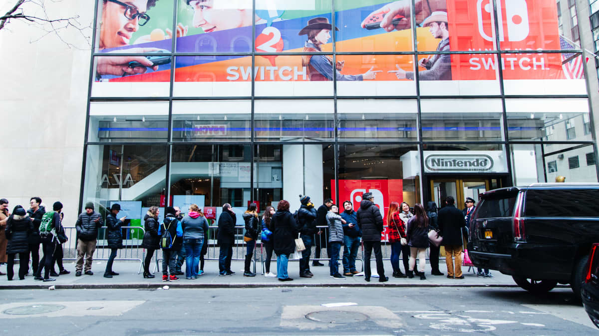 Ihmiset odottavat jonossa Nintendo kaupan ulkopuolella Manhattanilla, New Yorkissa.