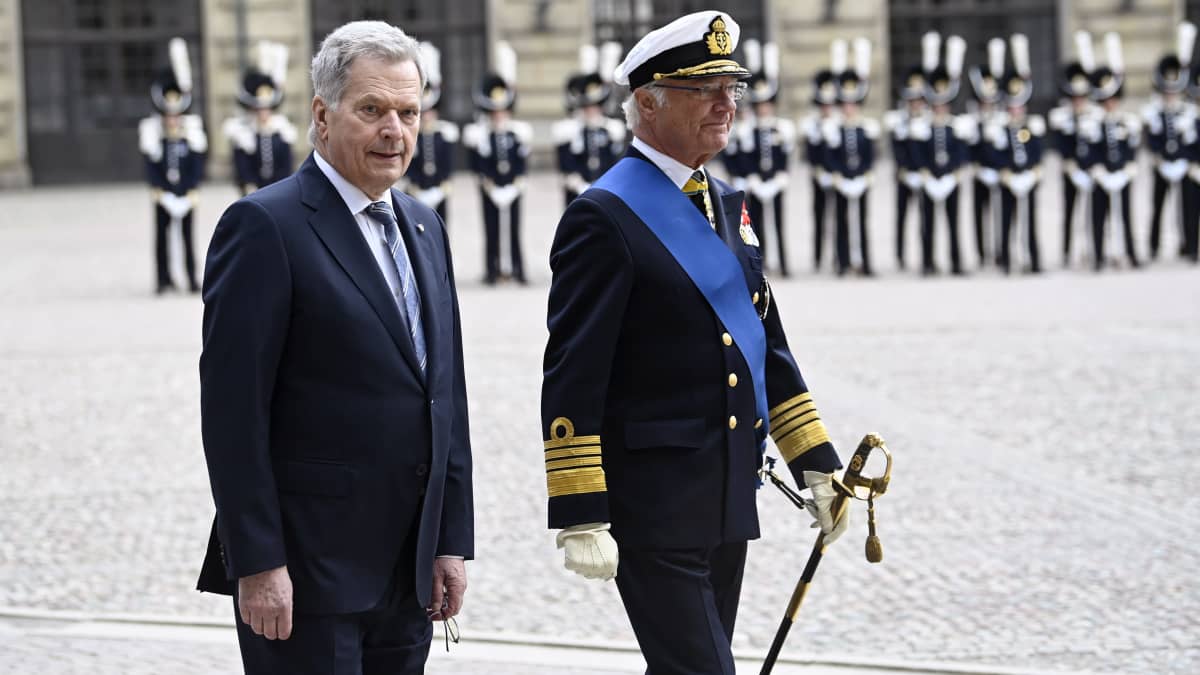 Kung Carl XVI Gustaf och president Sauli Niinistö anländer till Slottet i Stockholm under statsbesöket den 17 maj 2022.