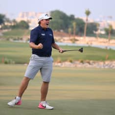 Sami Välimäki tuulettaa voittoa golfin Euroopan-kiertueen kisassa Dohassa.