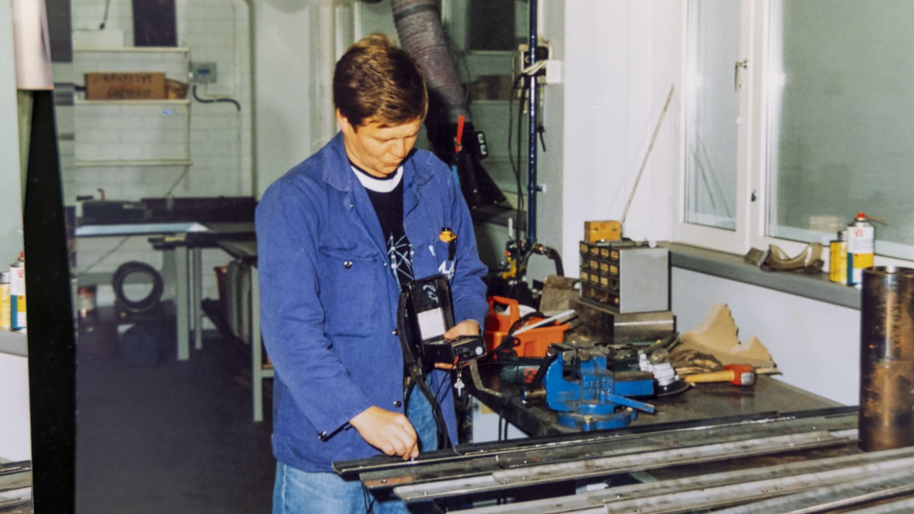Harry Åkerfelt tutkii metalliosia mittauslaitteella.