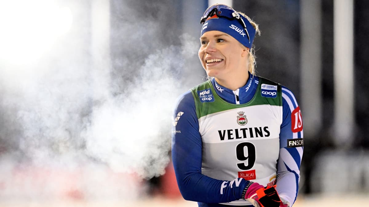 Jasmi Joensuu maalissa hymyilevänä Rukan sprintin jälkeen 25.11.2022.