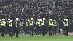 Mellakkapoliisit ottavat yhteen AIK-kannattajien kanssa.