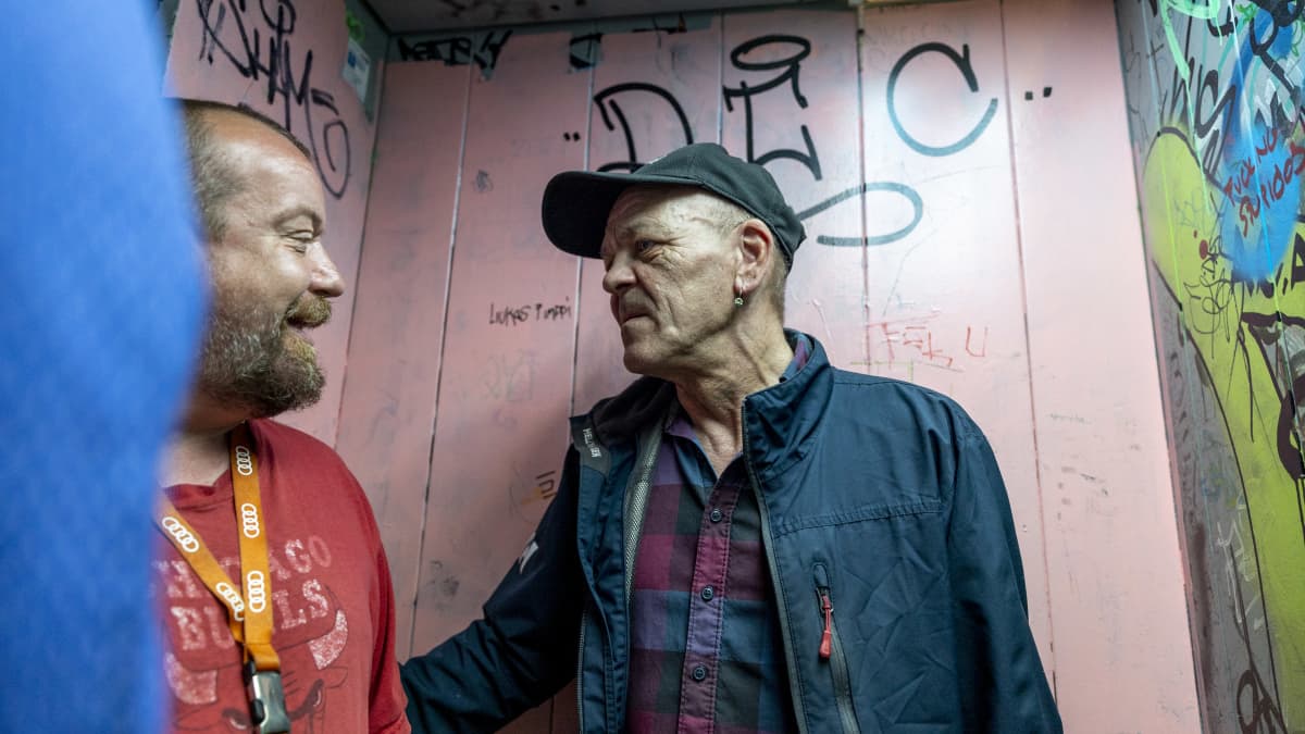 Mäkelänkadun asukkaat Pete ja Aarre Rikhard Sundell juttelevat hississä.