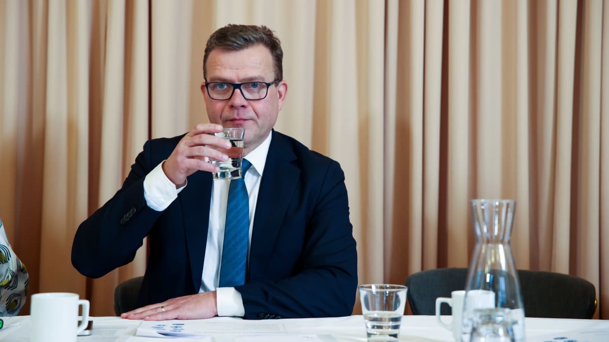 Petteri Orpo esittelee kokoomuksen vaihtoehtobudjettia.