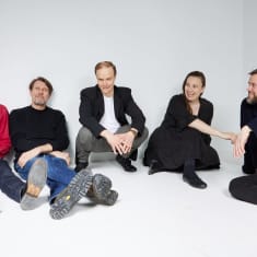 Totuus ja valhe -bändin jäsenet vasemmalta Valtteri Bruun, Martti Suosalo, Jarkko Lahti, Nora Raikamo ja Kiureli Sammallahti.