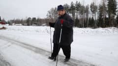 Pohjoiskarjalainen Mikko kävelee ulkona talvipäivänä.