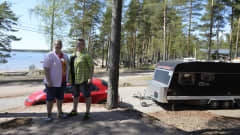 Annukka Masalin ja Taija Kattelus seisovat auton ja asuntovaunun edustalla. Taustalla näkyy meri.