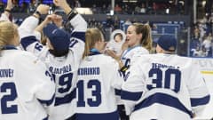 Suomen ringettemaajoukkue juhlii MM-kultaa.