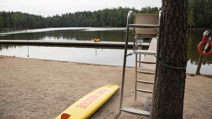 Kuusijärvi beach and lifeguard stand.
