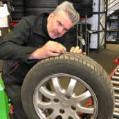 Yrittäjä Marko Rantanen mittaa renkaan urasyvyyttä.