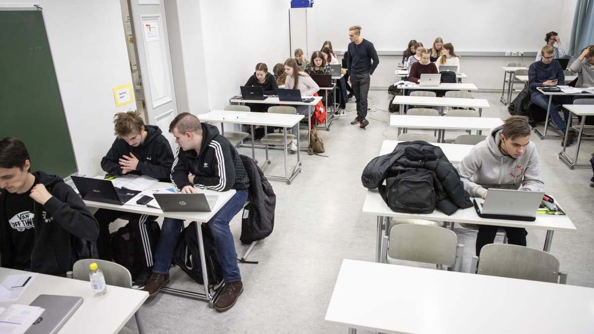 Opiskelija opiskelemassa matematiikkaa Kuopion Lyseon lukiossa