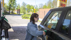 Aletta Salo tankkaamassa Vartiokylän Shellillä.
