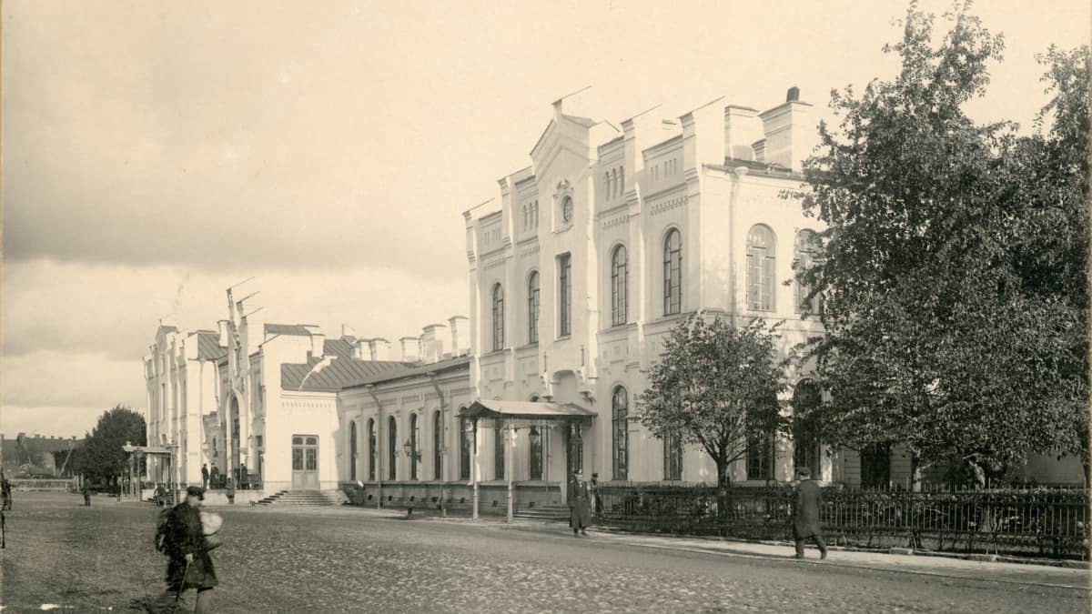 Vuodelta 1909 oleva kuva Pietarissa sijaitsevasta Suomen rautatieasemasta