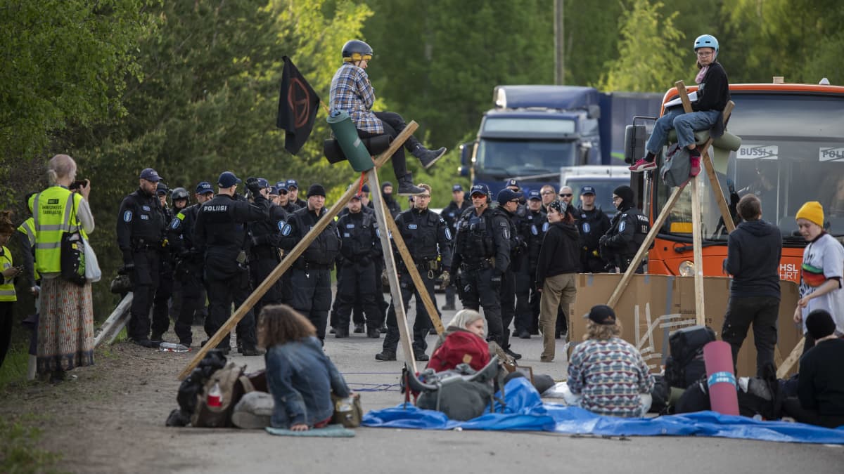 Elokapinan mielenosoitus ja monia poliisipartioita UPM Kymillä Kuusankoskella.