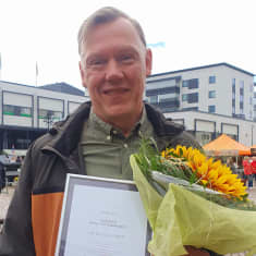 Vuoden positiivisin kainuulainen Ari Ruotsalainen esittelee saamaansa palkintoa.
