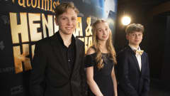 Kuvassa nuoret näyttelijät Mikael Ehn, Sira Junno ja Veetu Hietanen elokuvajulisteen edessä.
