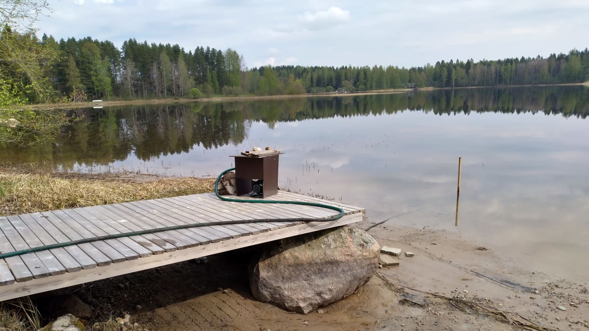 Vesi on poikkeuksellisen matalalla Kymijoella Mankalassa.