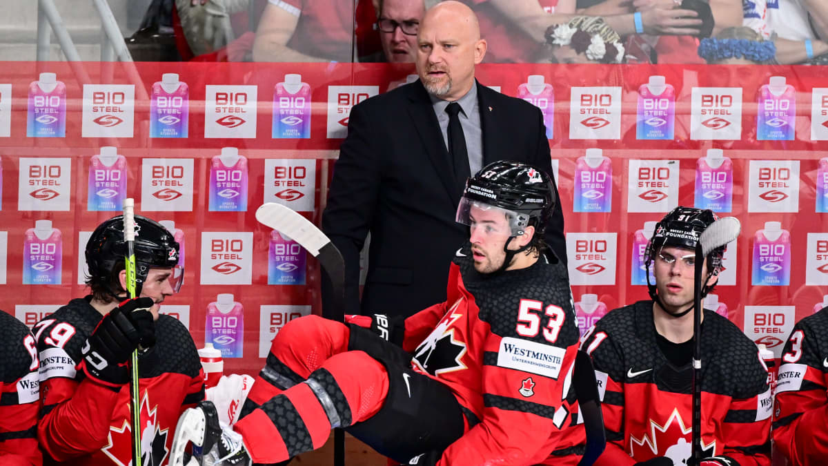 Kanadan päävalmentaja Andre Tourigny jakaa ohjeita vaihtoaitiossa jääkiekon MM-kisoissa Riiassa 2023.