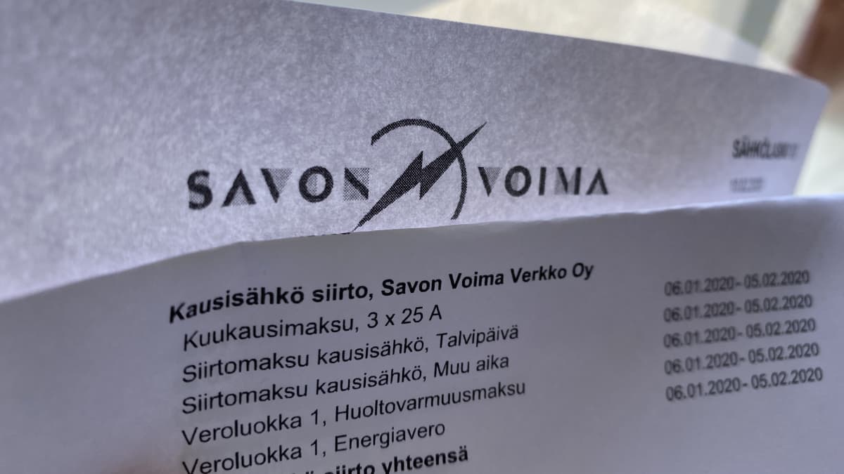 Sähkönsiirtolasku ihmisen kädessä.