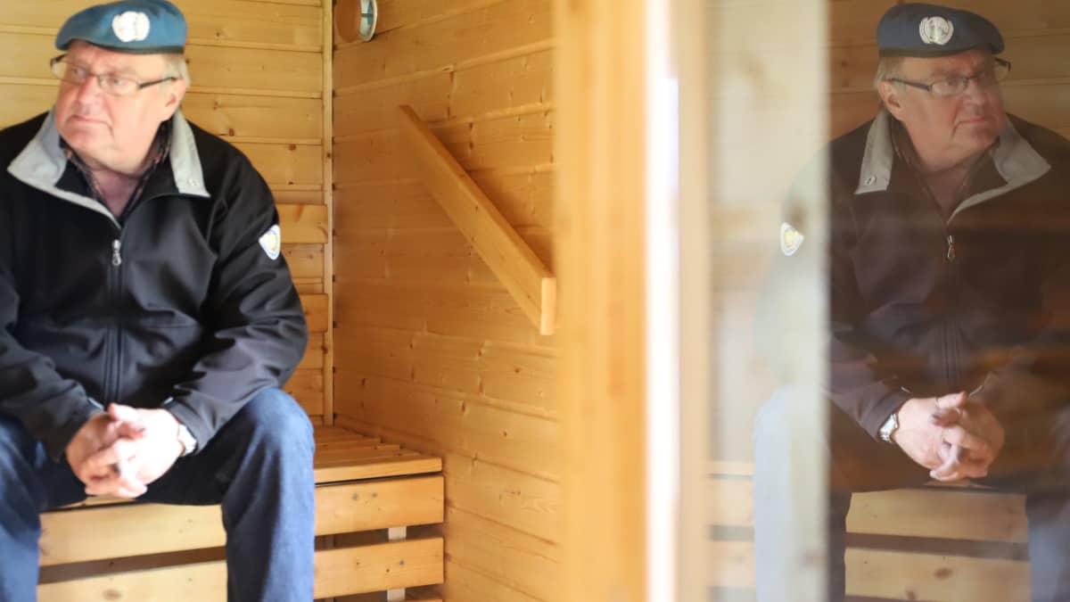 Rauhanturvaajaveteraani Jarmo Lampi istuu saunan lauteilla.