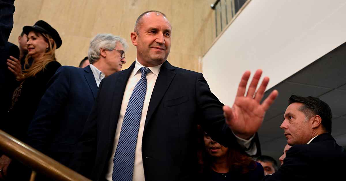 Entinen presidentti Radev on suosikki Bulgarian vaaleissa: vastustaja vertaa Viktor Orbániin