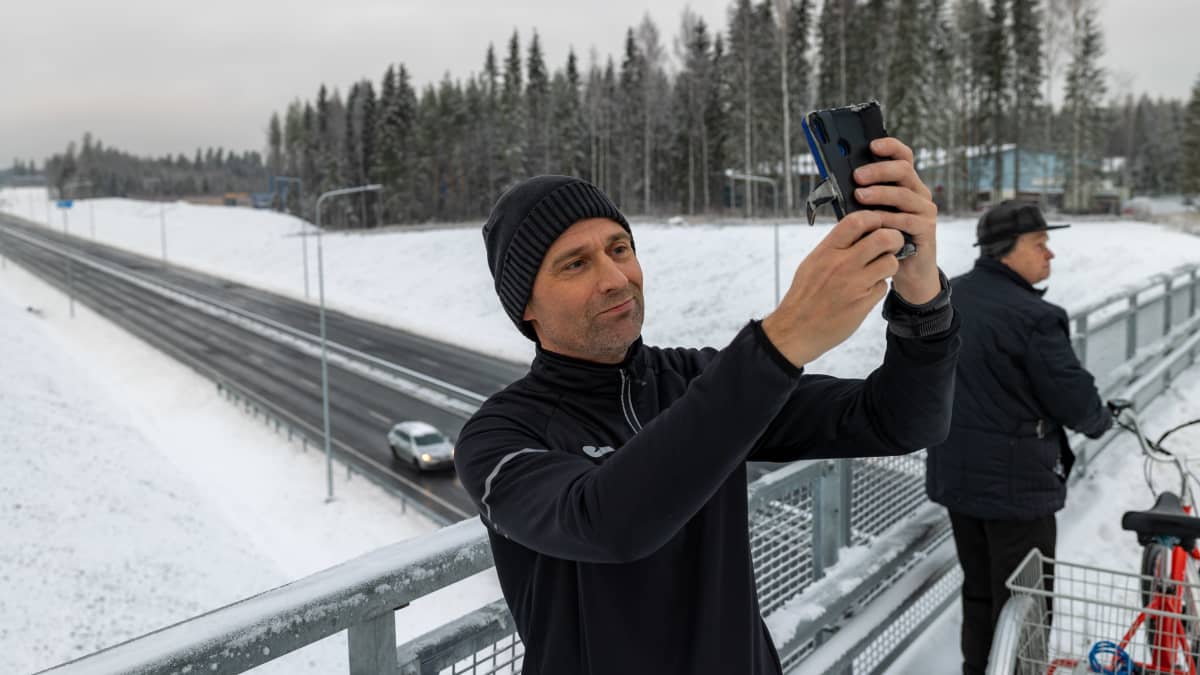 Hämeenkyröläinen Juha Lehtimäki ottamassa itsestään kuvaa uuden ohitustien sillalla.