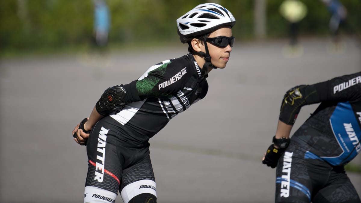 Elias Waldén rullaluistelee Pirkkolan liikuntapuiston rullaluistinradalla.