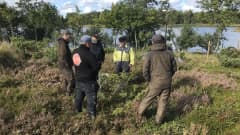 Fårfarmare och myndigheter ute på Glypören i Björkö skärgård i Korsholm.