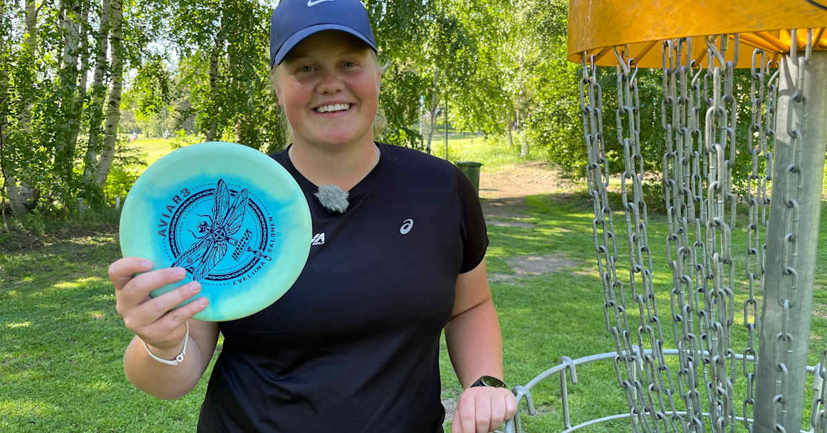 Suomeen kaksoisvoitto: Eveliina Salonen päihitti Henna Blomroosin jatkoväylällä frisbeegolfin ammattilaiskiertueella