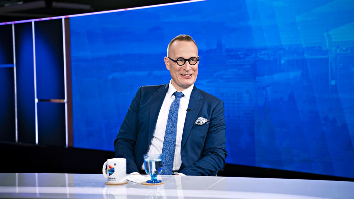 Markku Jokisipilä Ykkösaamun studiossa lauantaina 1. huhtikuuta 2023.