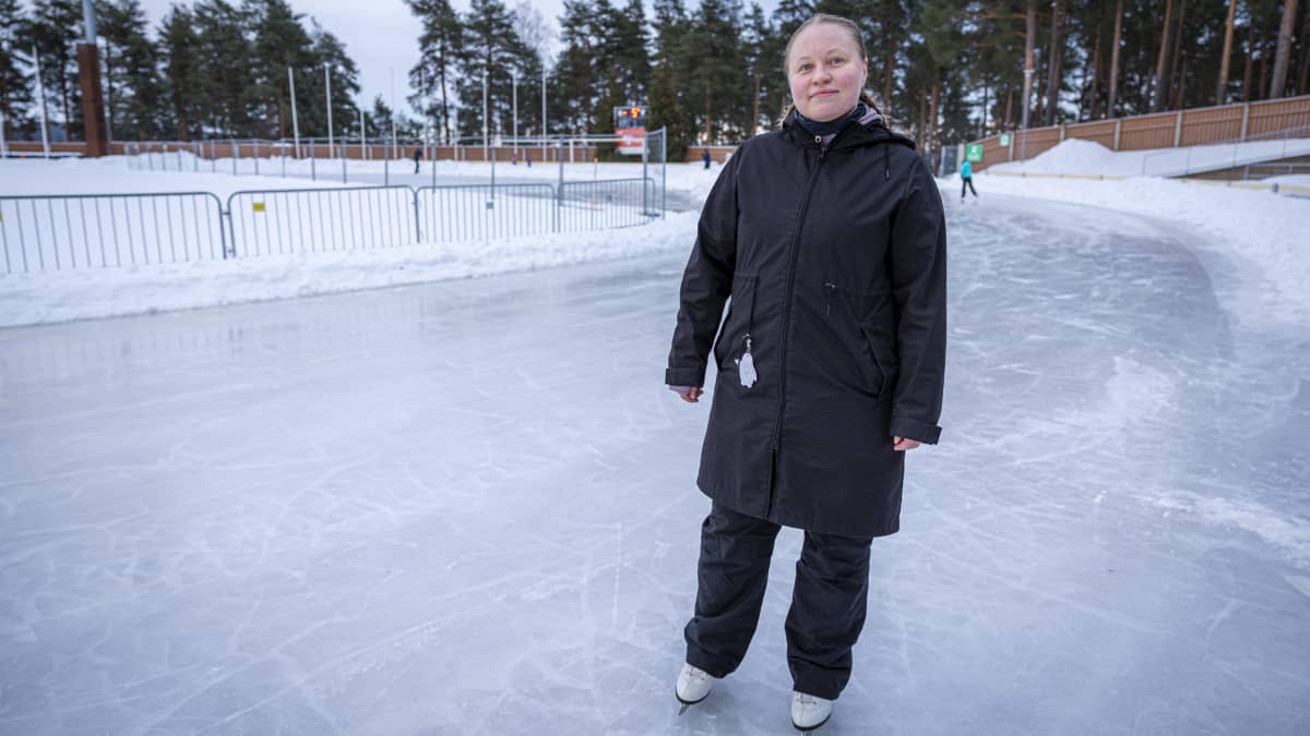 Jyväskyläläinen Heidi Räihä nautti Harjun stadionille avatusta luisteluradasta.