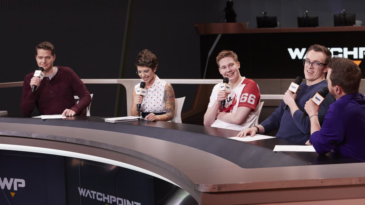 Petja Kantanen Overwatch Leaguen studiossa.