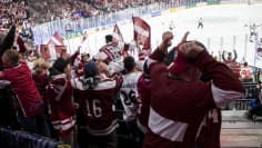 Latvialaiset juhlivat oman joukkueensa maalia MM-välierässä Kanadaa vastaan.
