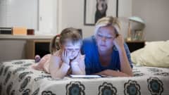Tinka Lindroth ja tytär Kaisla 5v (lapsen sukunimeä ei juttuun) katselevat iPadilta Pikku 2:sta, Munkkivuori, 28.11.2016.