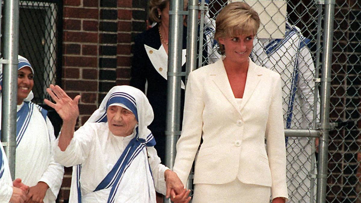 Äiti Teresa pitää Dianaa kädestä.