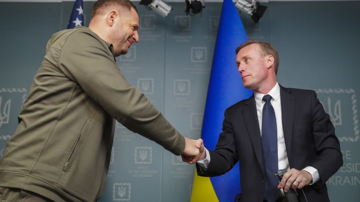 Ukrainan presidentin kansliapäällikkö Andriy Yermak (vas.) ja Yhdysvaltain kansallisen turvallisuuden neuvonantaja Jake Sullivan.