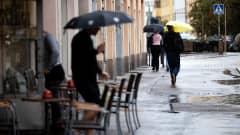Ihmisiä kuvattuna sadesäällä Kalliossa 18.8. 