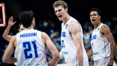 Edon Maxhuni, Lauri Markkanen ja Shawn Huff Kroatia-ottelussa.