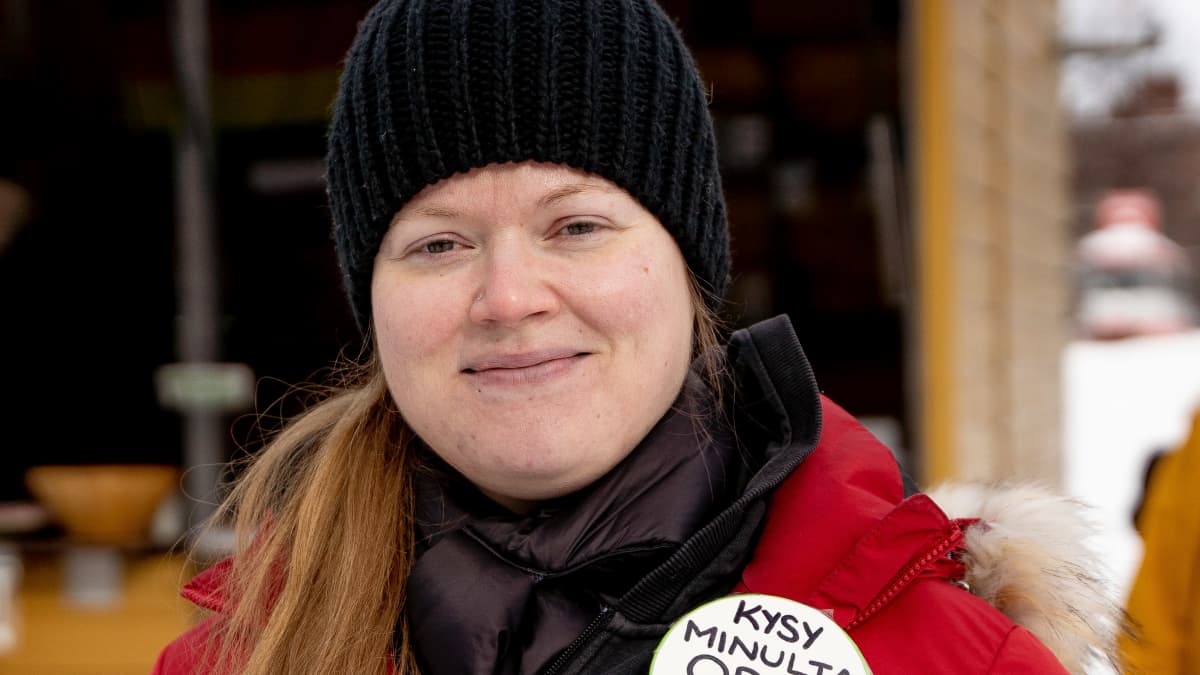Vihreiden kampanja-apulainen Christina Lokkinen.