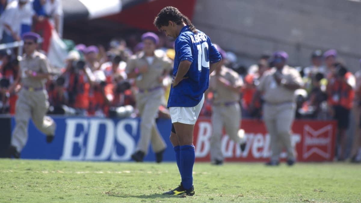 Pettynyt Roberto Baggio vuoden 1994 MM-finaalitappion jälkeen.